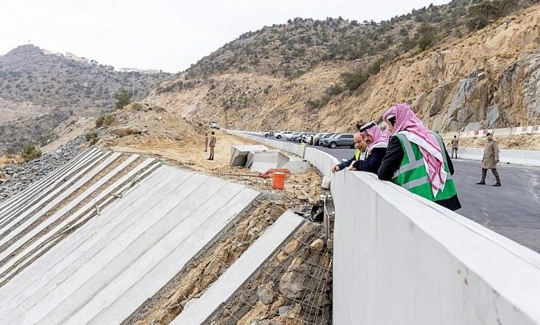 أمير عسير يتفقَّد عددًا من المشروعات التنموية في محافظة النماص