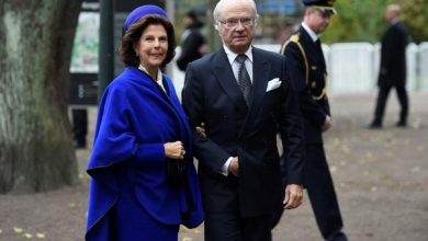 Queen Silvia of Sweden and King Carl XVI Gustav of Sweden wait for the arrival of Pope Francis on October 31, 2016 at King's House monument in Lund, Sweden. JONATHAN NACKSTRAND / AFP