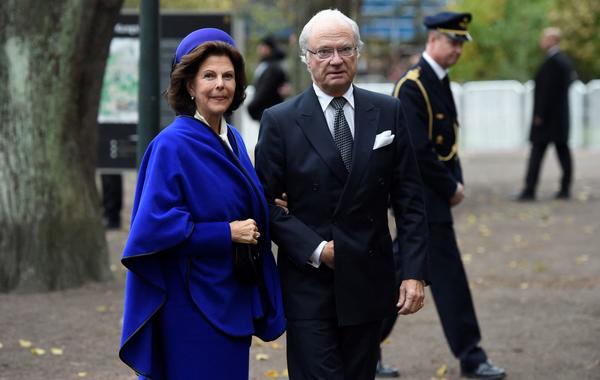 Queen Silvia of Sweden and King Carl XVI Gustav of Sweden wait for the arrival of Pope Francis on October 31, 2016 at King's House monument in Lund, Sweden. JONATHAN NACKSTRAND / AFP