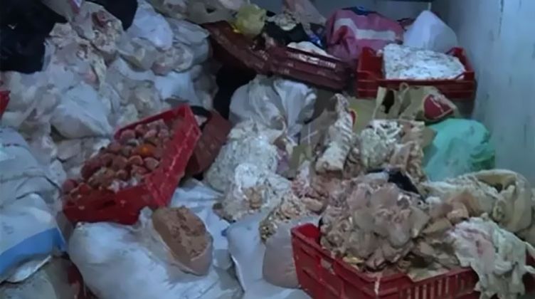 إعدام طن مواد غذائية متنوعة في حملة تفتيشية بالدقهلية