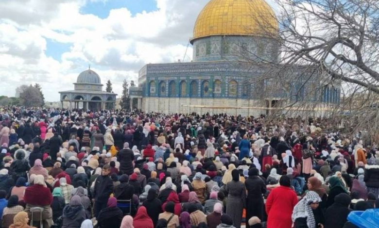 رغم معيقات الاحتلال.. ربع مليون مصلٍ يؤدون صلاة الجمعة الثانية من رمضان في الأقصى