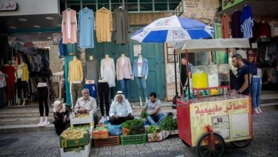 رواتب أقل من الحد الأدنى ولا حلول حكومية… هل بقيت طبقة وسطى في الضفة وغزة؟