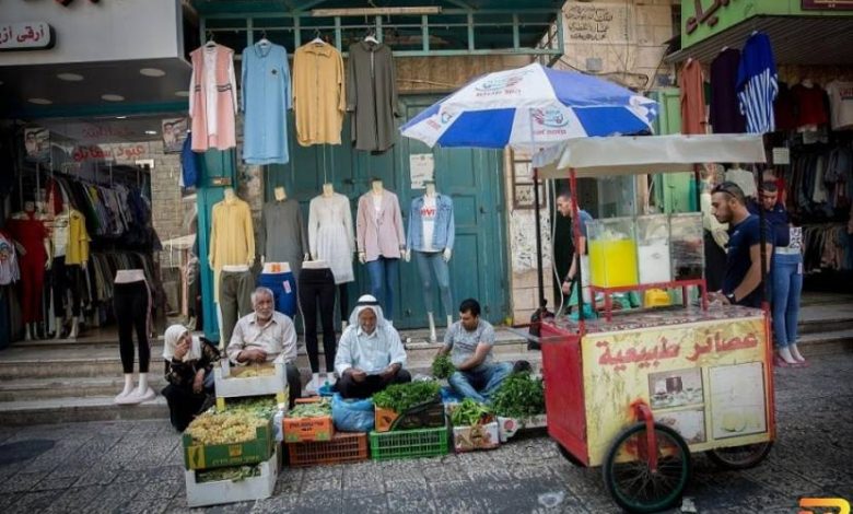 رواتب أقل من الحد الأدنى ولا حلول حكومية… هل بقيت طبقة وسطى في الضفة وغزة؟