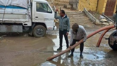 سحب تجمعات المياه ورفع مخلفات الأمطار بإطسا في الفيوم