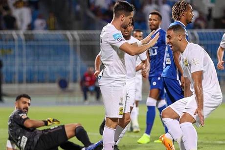 الهلال يهدي النصر قبلة الحياة بتعادل قاتل مع الاتحاد