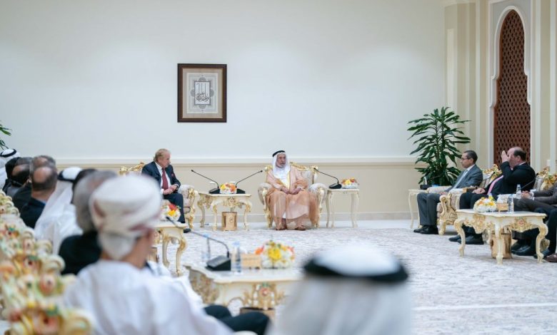حاكم الشارقة يؤكد أهمية بذل الجهود للنهوض بالمسرح العربي بشكل عام