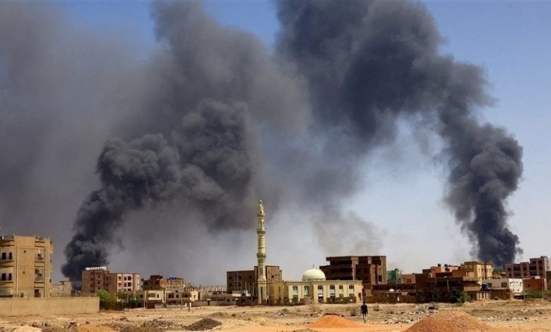 حظر تجوال ليلي في بورتسودان واشتباكات بالخرطوم