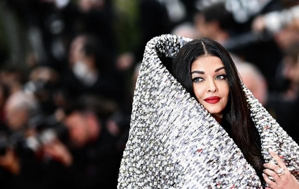 أشواريا راي باتشان  Aishwarya Rai Bachchan على السجادة الحمراء ( مصدر الصورة  LOIC VENANCE / AFP)