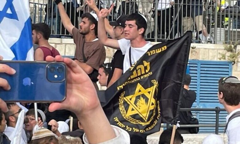 مشاركون في "مسيرة الأعلام" يلقون أجساما على صحافيين مسلمين غطوا الحدث