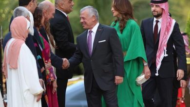 الملك عبدالله والملكة رانيا والأمير الحسين King Abdullah II, Queen Rania and Crown Prince Hussein خلال الاحتفال بيوم الاستقلال الـ 77 ( مصدر الصورة: Khalil MAZRAAWI / AFP)