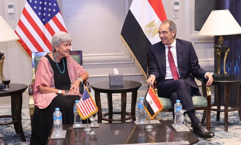وزير الاتصالات: أكثر من 90% من حركة البيانات بين آسيا وأوروبا تمر عبر مصر