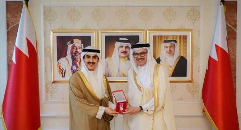 وزير خارجية البحرين يسلم سفير الكويت «وسام الأمير سلمان بن حمد للاستحقاق الطبي»