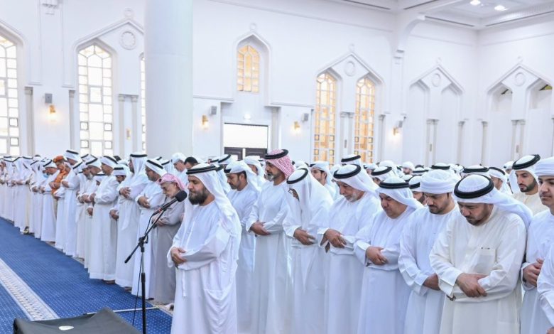 ولي عهد عجمان يؤدي صلاة الجنازة على جثمان شماء عبدالله سعيد البدواوي