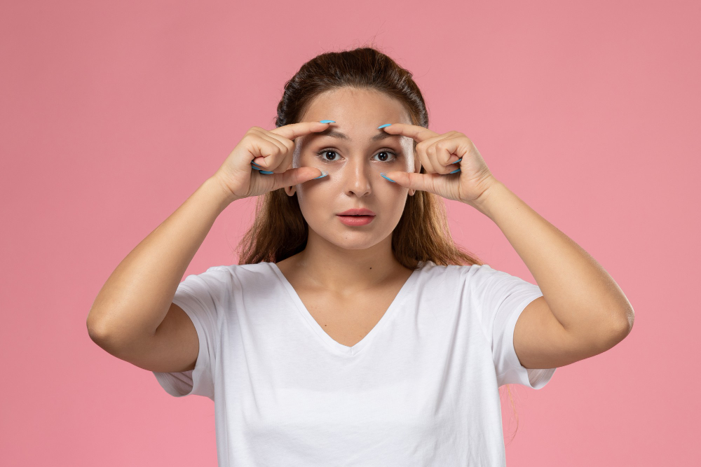 العناية بالعين المصدر Freepik