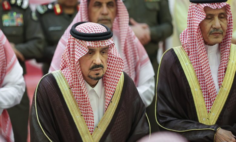 أمير منطقة الرياض يؤدي صلاة الميت على الأميرة العنود بنت سعود بن ثنيان -