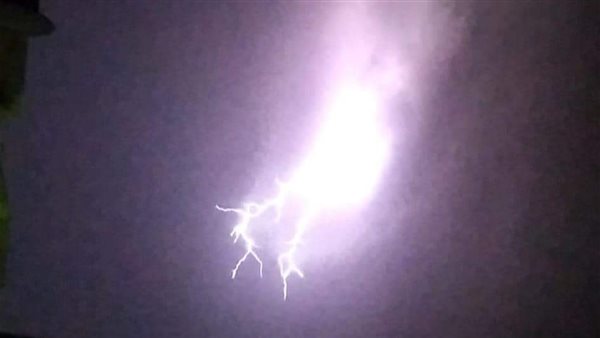 البرق يغطي سماء الفيوم والأمطار تعوق الحركة