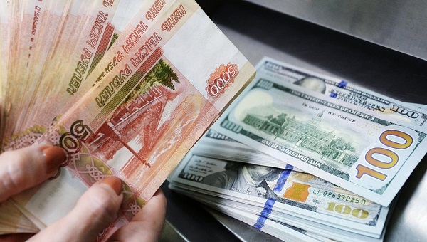 سعر صرف الدولار ينخفض أمام الروبل في بورصة موسكو