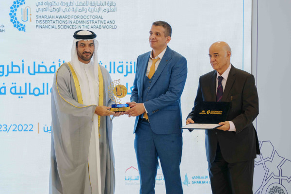 سلطان بن أحمد القاسمي يكرم الفائزين بجائزة الشارقة لأفضل أطروحة دكتوراه في العلوم الإدارية والمالية