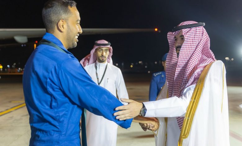 شاهد.. موقف طريف بين عم رائد الفضاء "القرني" ووزير الاتصالات