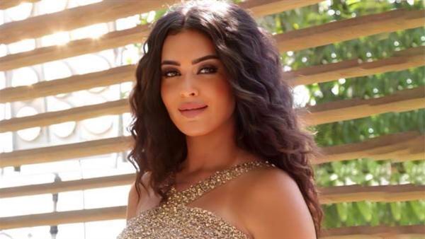 ميرنا نور الدين في شهر العسل بمايوه أحمر (صور)