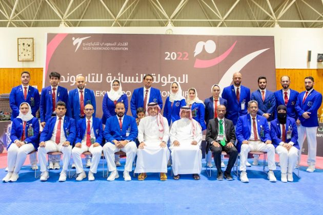 أربعة مدربين يجتازون دورة المختبرين في ورشة عمل للباراتايكوندو