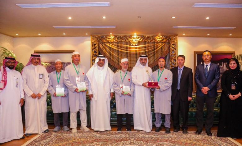 أمانة العاصمة المقدسة تُكرِّم عدداً من الحجاج الصينيين .. والمغردون يُشيدون