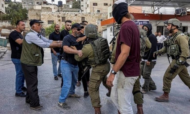 الجيش الإسرائيلي يعتقل 34 فلسطينياً.. ومستوطنون يقتحمون الأقصى