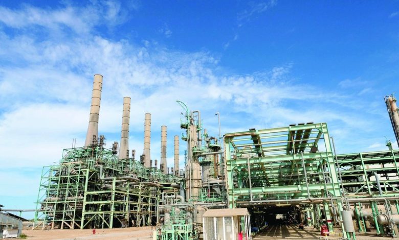 انفراج أزمة إغلاق حقول النفط بعد الإفراج عن وزير المالية السابق