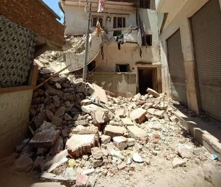 بدون ترخيص.. النيابة الإدارية تكلف لجنة من الإسكان وجهاز التفتيش لبحث أعمال بناء عقار رشيد المنهار