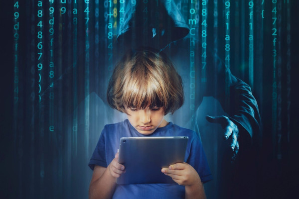 شرطة أبوظبي تدعو أولياء الأمور إلى حماية الأبناء من الجرائم الإلكترونية