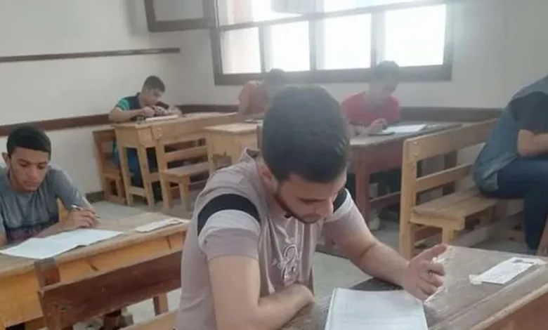 طلاب الثانوية الأزهرية القسم العلمي يؤدون امتحان مادة التوحيد