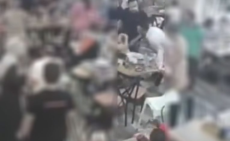 فيديو يحبس الأنفاس.. طفل علق الطعام في قصبته الهوائية