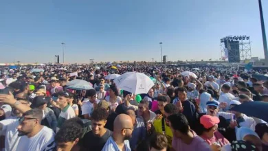 منظمو حفل كايروكي يوزعون زجاجات مياه على الجمهور بسبب ارتفاع الحرارة