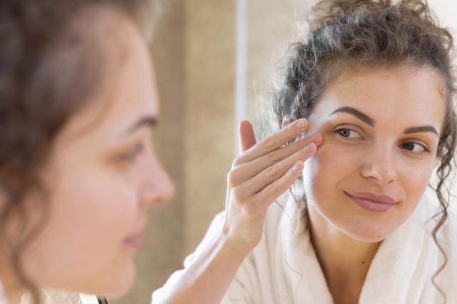 نصائح مهمة من الخبراء وماسكات طبيعية للتخلص من لمعان الوجه