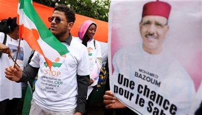 بعد شهر من الانقلاب.. الرئيس النيجري المعزول محمد بازوم يتمسك بمنصبه