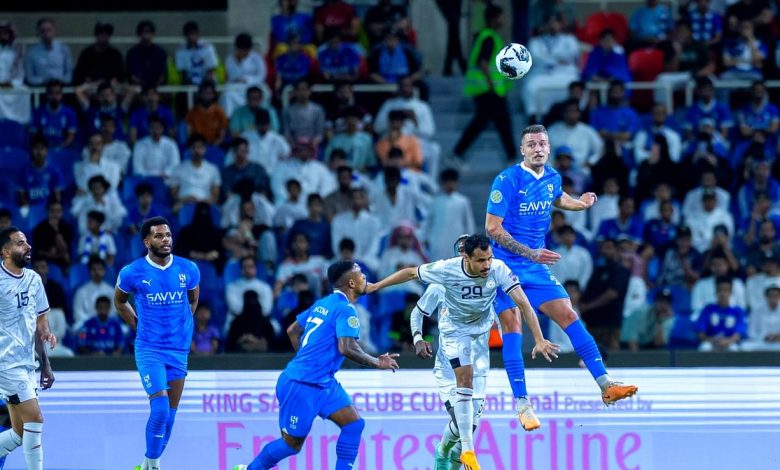 الهلال يتقدم بهدفين على الشباب في الشوط الأول