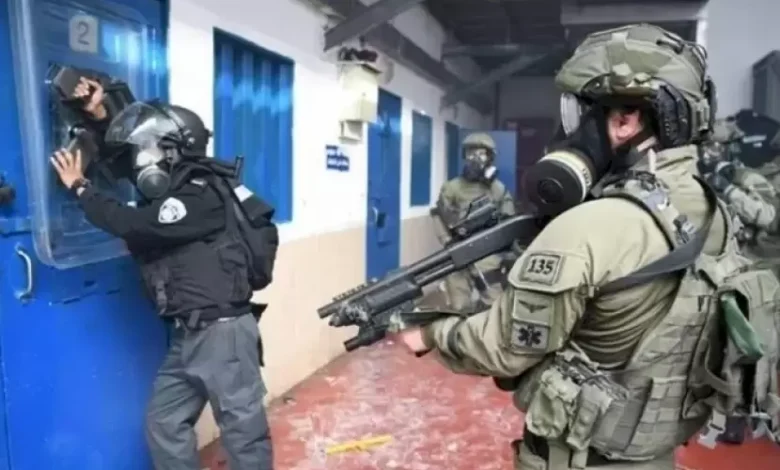 توتر في سجن النقب والاحتلال يدفع بوحدات قمع إضافية 