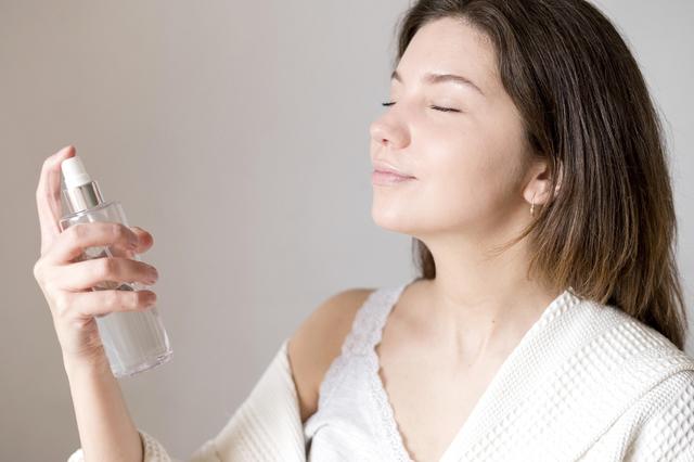 رذاذ التثبيت: هل يجب تطبيقه قبل أو بعد المكياج؟
