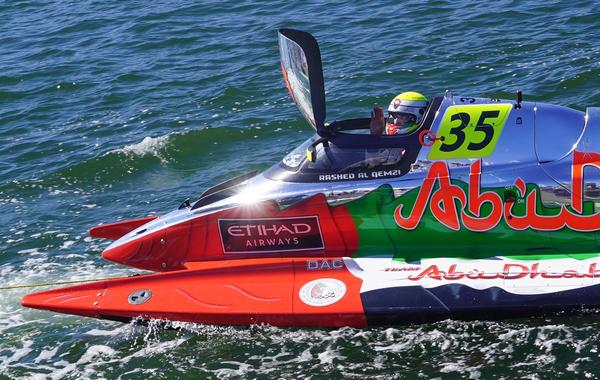 زورق أبوظبي 35. الصورة من الحساب الرسمي لـAbuDhabi Powerboat Team على منصة x (تويتر سابقًا)