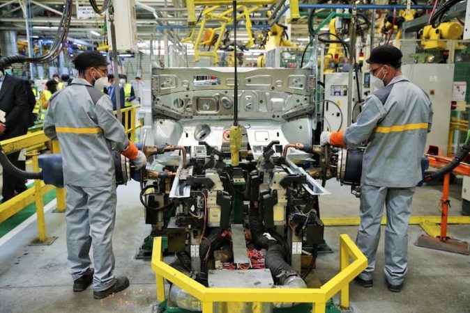شركة صينية عملاقة تعتزم استثمار 200 مليار درهم في صناعة البطاريات بجهة العيون