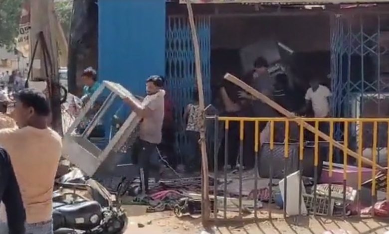 على المكشوف.. نهب محلات المسلمين تحت أعين الشرطة الهندية (فيديو)