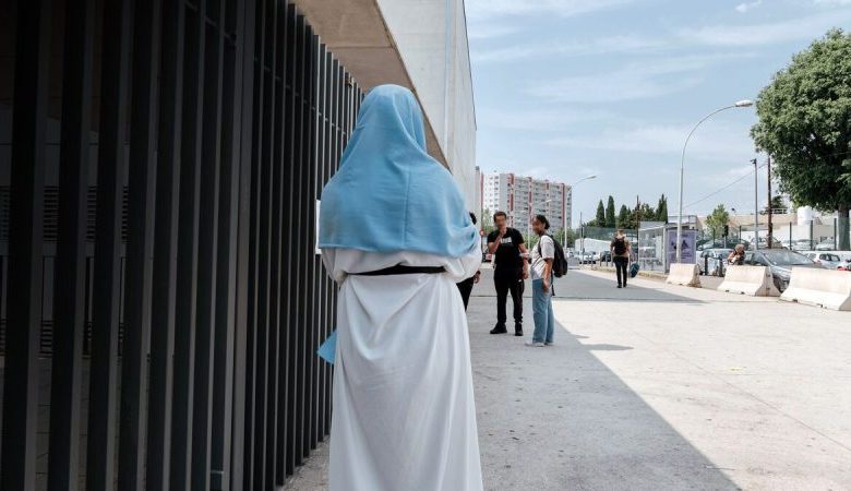 فرنسا ستحظر ارتداء العباية في المدارس