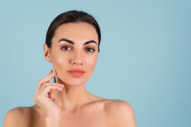 فوائد لبان الذكر للبشرة تفوق توقعاتك! يغنيك عن تقنيات التجميل