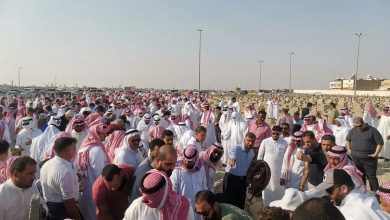 في لقطة إنسانية.. تشييع العائلة الأردنية وسط حضور آلاف المواطنين في الأحساء (فيديو)