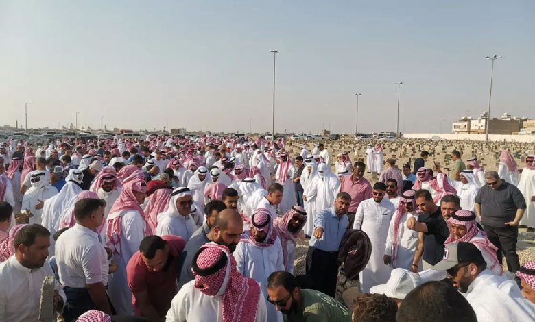 في لقطة إنسانية.. تشييع العائلة الأردنية وسط حضور آلاف المواطنين في الأحساء (فيديو)