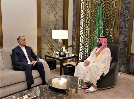 ولي العهد السعودي يبحث مع وزير خارجية إيران سبل تطوير العلاقات