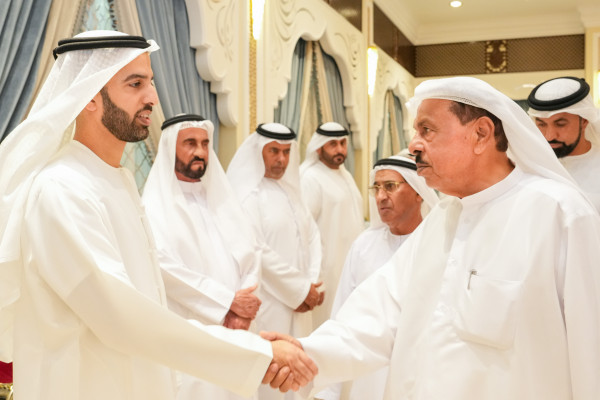 ولي عهد رأس الخيمة يقدم واجب العزاء بوفاة عائشة عبدالسلام