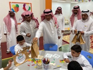 ‏وزير التعليم يشارك الطلاب يومهم الدراسي الأول
