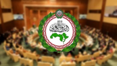 البرلمان العربي يستنكر تكرار الممارسات الاستفزازية بتمزيق نُسخ من المصحف الشريف وآخرها أمام عدد من السفارات في لاهاي