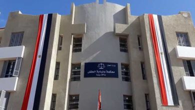 بعد وصلة هزار.. التحقيق مع صبي شوه وجه صديقه بزجاجة في الجيزة